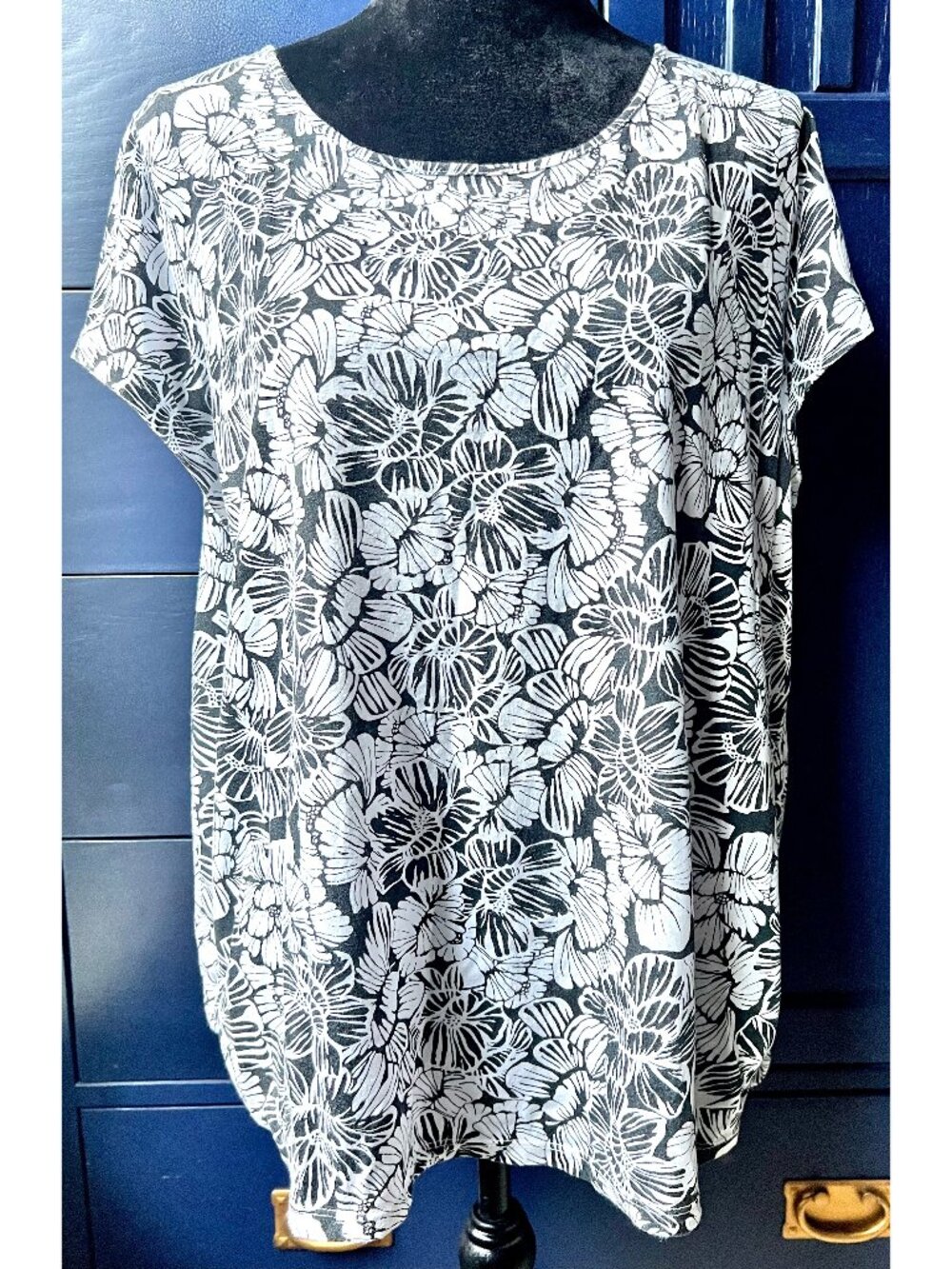 White Stag Women's Top XL (16-18) Black & White Floral Rhinestones
